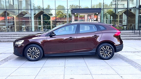 Volvo V40 Cross Country 2 of 5