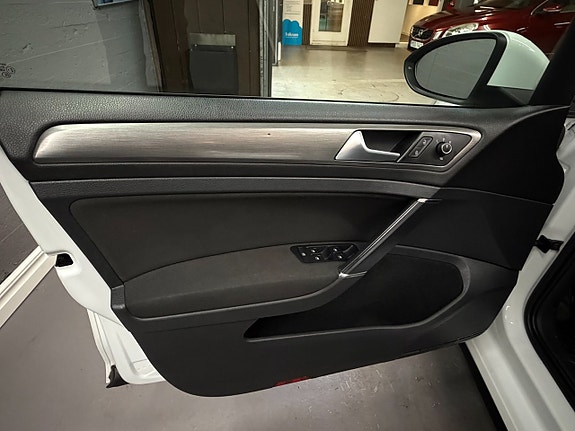 Volkswagen Golf VII 12 of 17