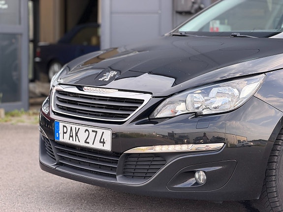 Peugeot 308 SW 2 of 5