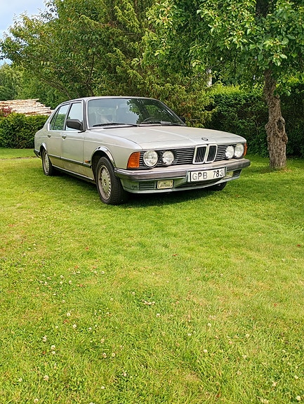 BMW 735i 2 of 5
