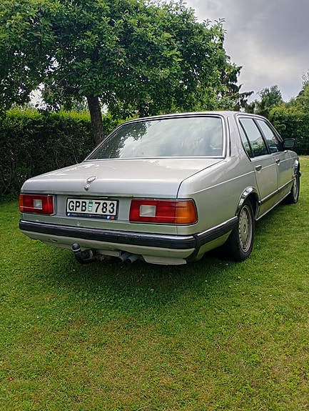 BMW 735i 3 of 5