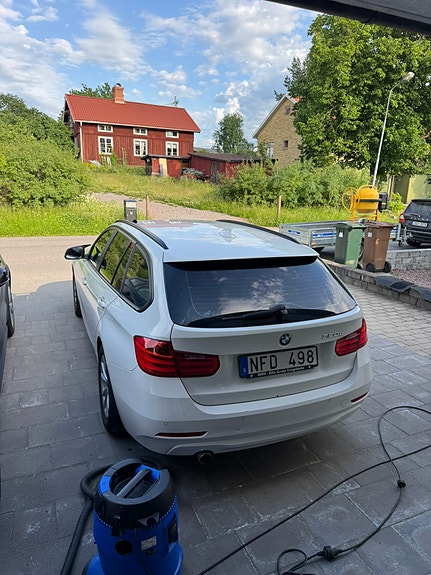 BMW 320d 4 of 5