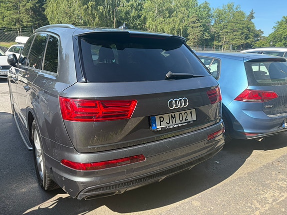 Audi Q7 2 of 5
