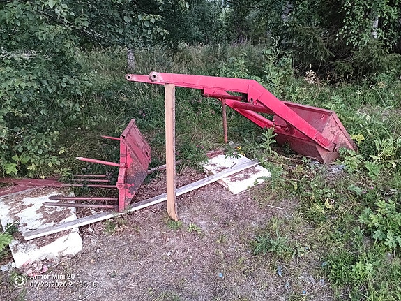 Gårdsstädning.  Frontlastare, sandspridare, skopa s45 mm 8 of 8