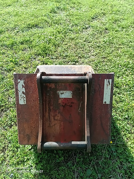Gårdsstädning.  Frontlastare, sandspridare, skopa s45 mm 7 of 8