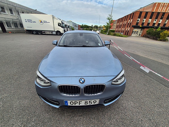 BMW 120d 2 of 5