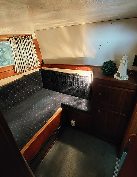 Euro 32 flybridge. 7 of 8