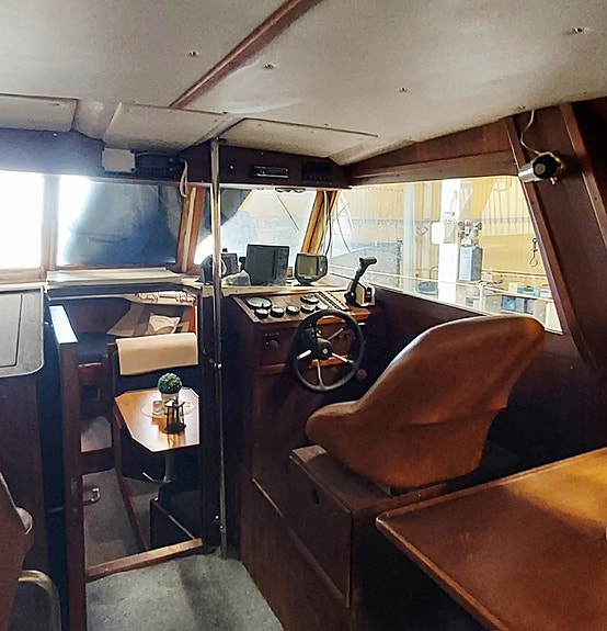 Euro 32 flybridge. 5 of 8