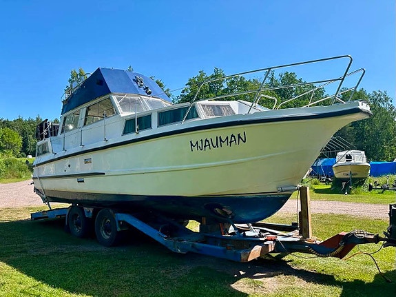 Euro 32 flybridge. 6 of 8