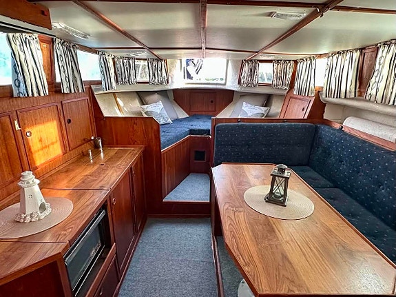 Euro 32 flybridge. 2 of 8