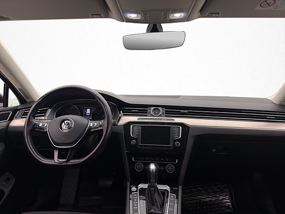 Volkswagen Passat 12 of 27