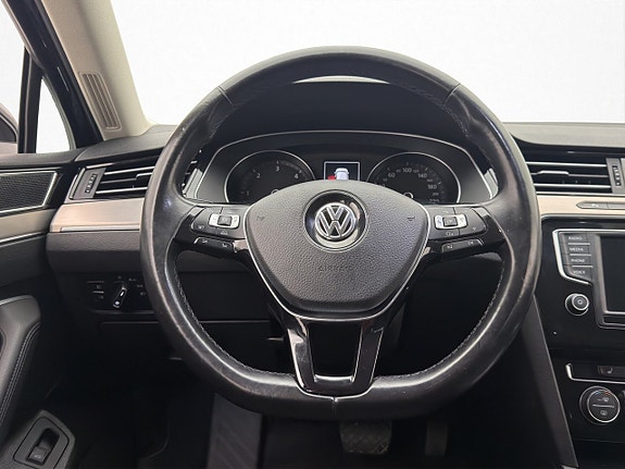 Volkswagen Passat 13 of 27