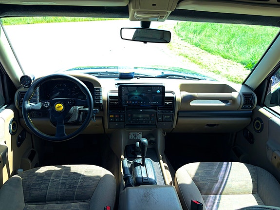 Land Rover Discovery 4 of 5