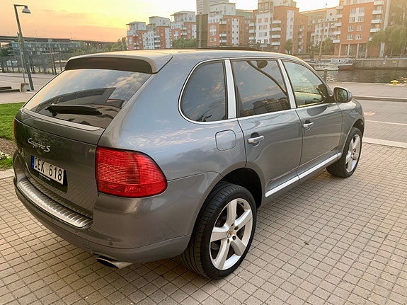 Porsche Cayenne S 4 of 5