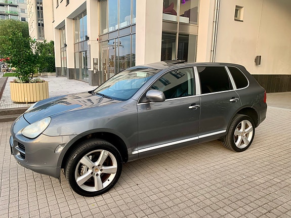 Porsche Cayenne S 2 of 5