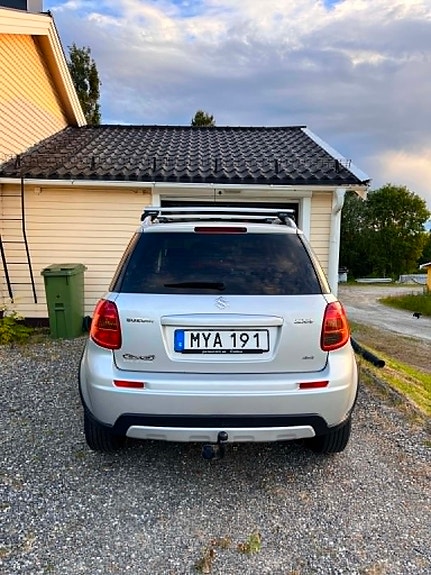 Suzuki SX4 2 of 5