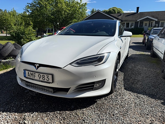 Tesla Model S 2 of 10