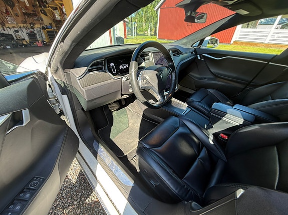 Tesla Model S 6 of 10