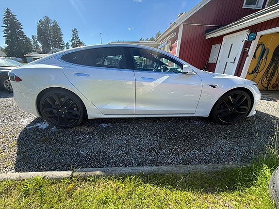 Tesla Model S 4 of 10