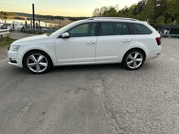 Skoda Octavia 2 of 5