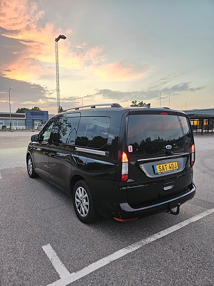 Ford Grand Tourneo Connect 3 of 5