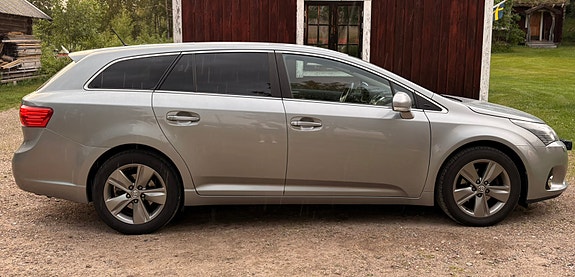 Toyota Avensis 2 of 5