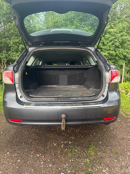 Toyota Avensis 2 of 5