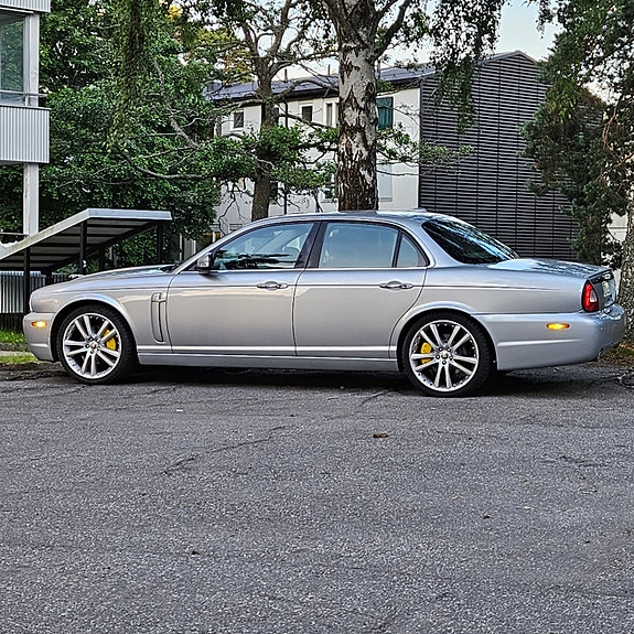 Jaguar XJ 2 of 11