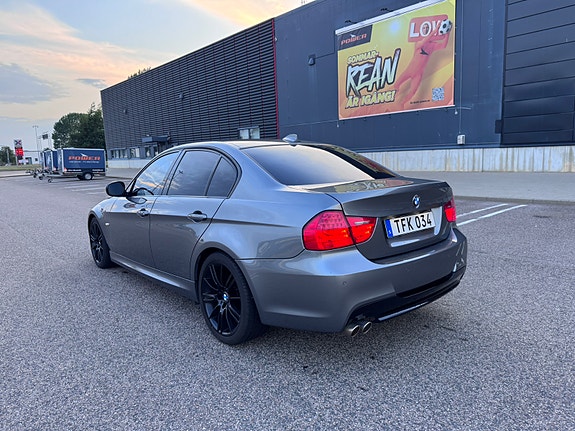 BMW 318d 4 of 5