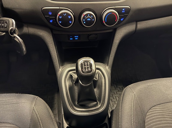 Hyundai i10 20 of 23