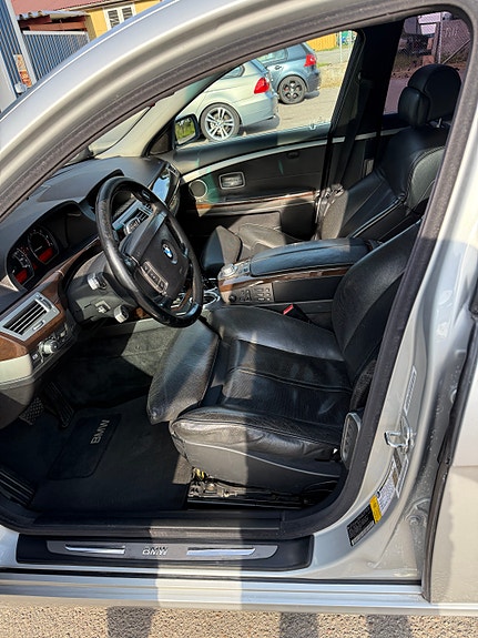 BMW 750Li 11 of 14