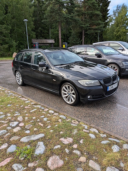 BMW 320d 2 of 5