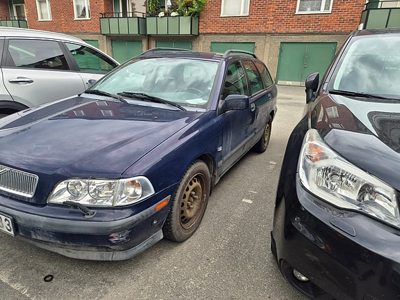 Volvo V40 2 of 5