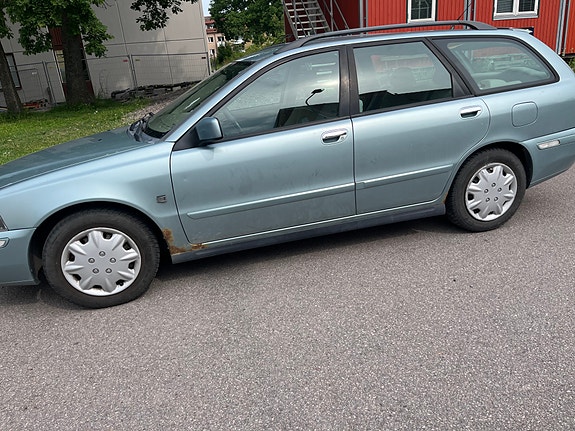 Volvo V40 2 of 5