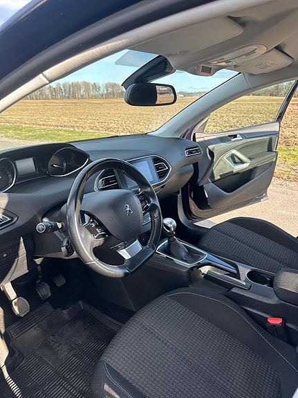 Peugeot 308 2 of 5