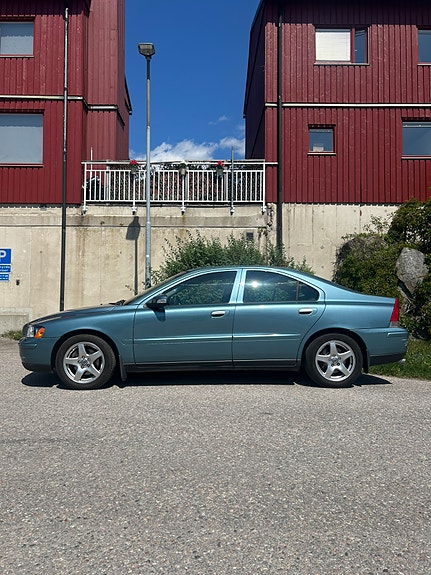Volvo S60 2 of 5
