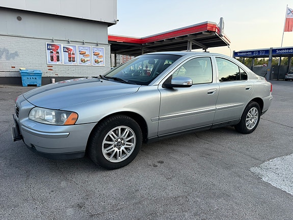 Volvo S60 2 of 5