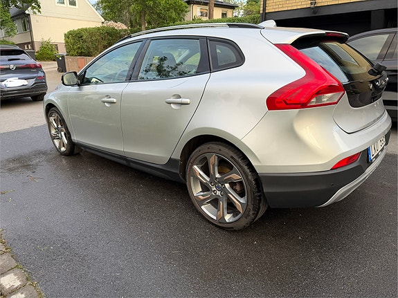 Volvo V40 Cross Country 2 of 5