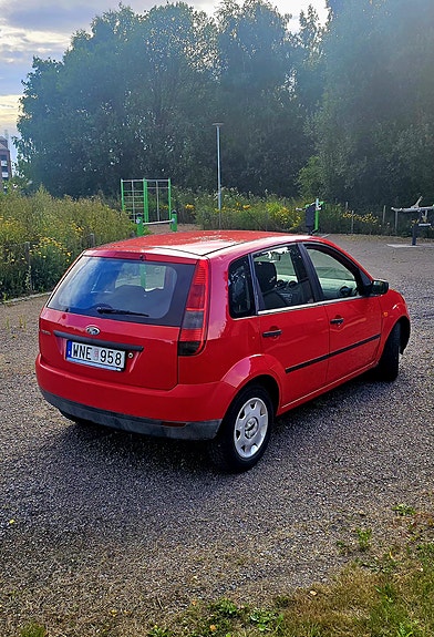 Ford Fiesta 2 of 5