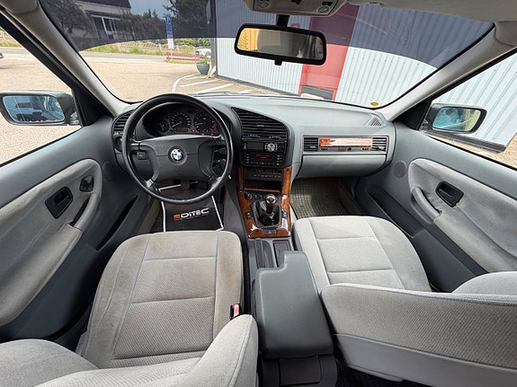 BMW 320i 9 of 16