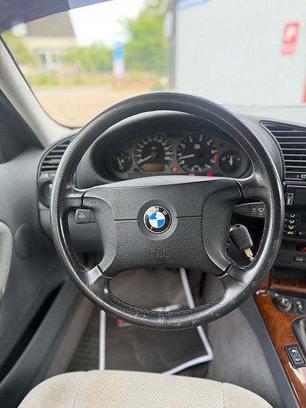 BMW 320i 10 of 16