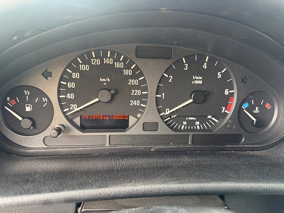BMW 320i 13 of 16