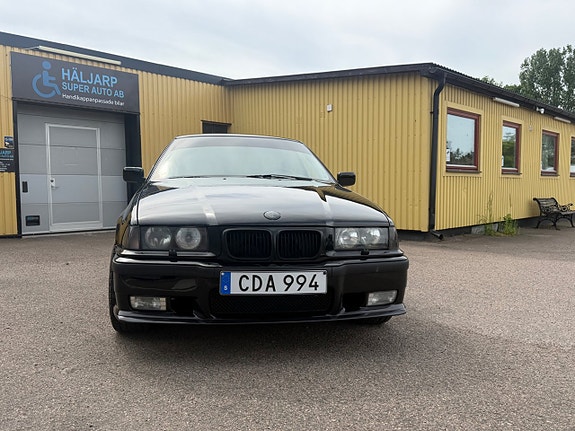 BMW 320i 7 of 16