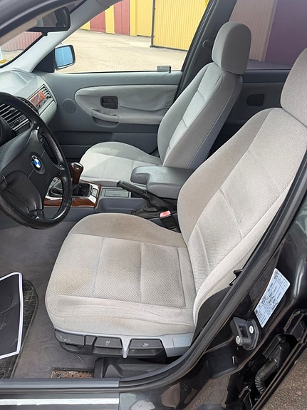 BMW 320i 12 of 16