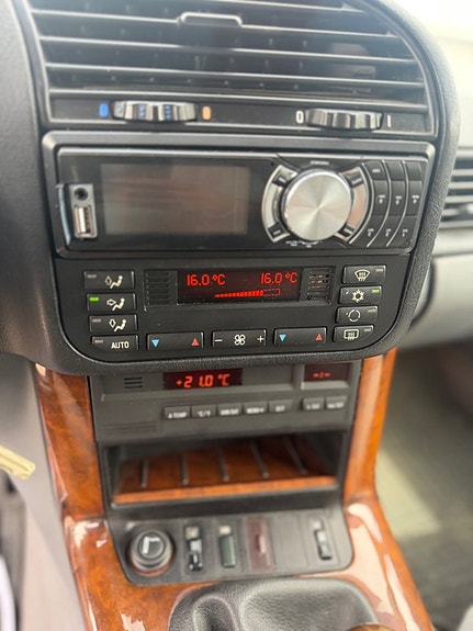 BMW 320i 14 of 16