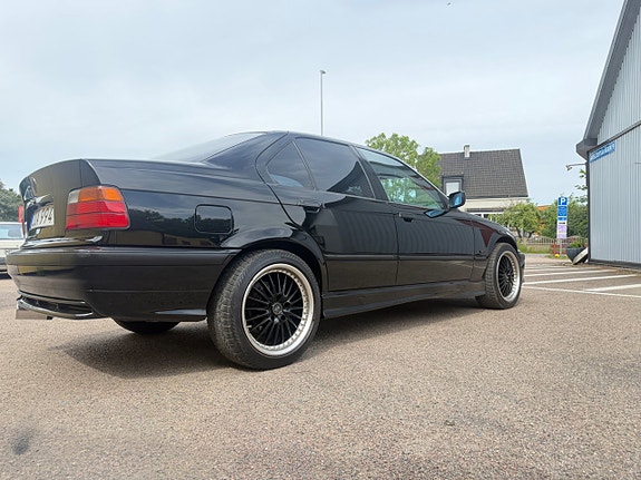 BMW 320i 5 of 5