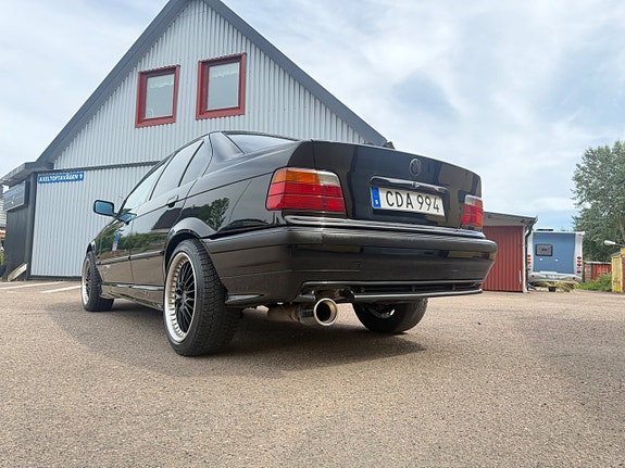 BMW 320i 4 of 5