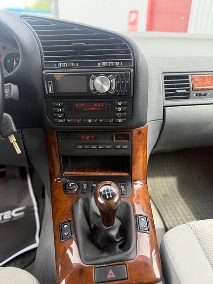 BMW 320i 11 of 16