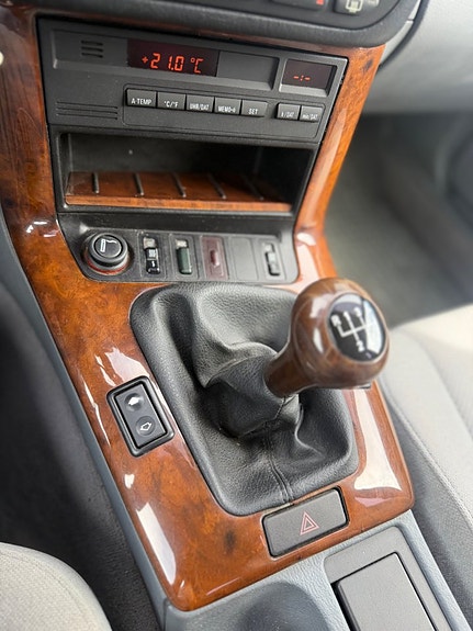 BMW 320i 15 of 16