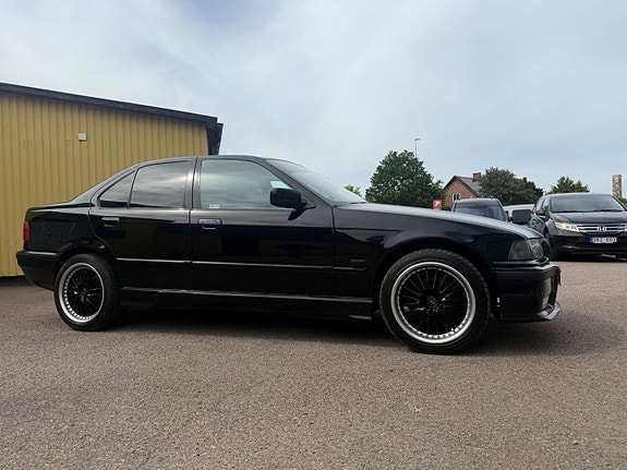 BMW 320i 6 of 16